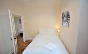 Cheerful 3 Bedroom Home In Greater London