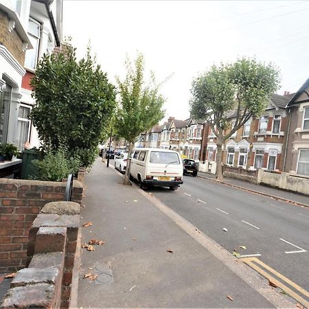 Cheerful 3 Bedroom Home In Greater London Exterior photo