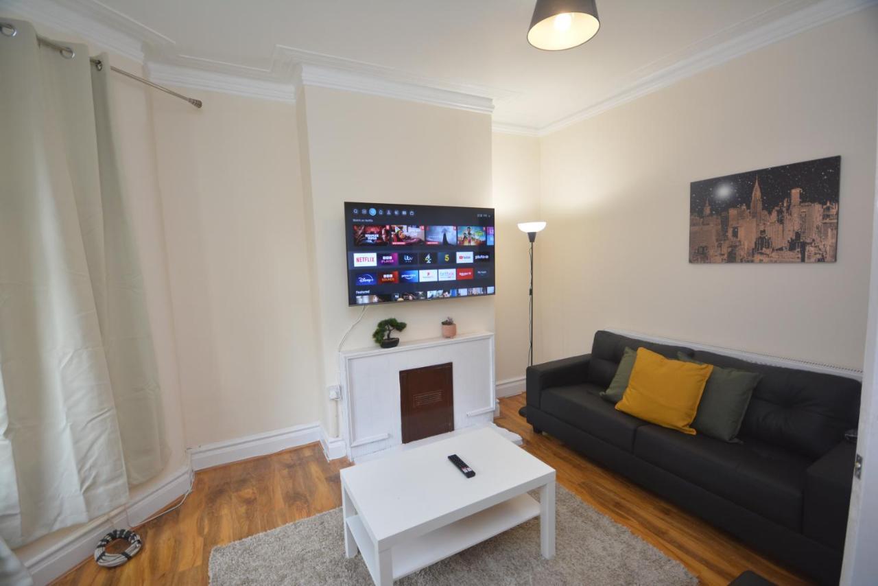 Cheerful 3 Bedroom Home In Greater London Exterior photo