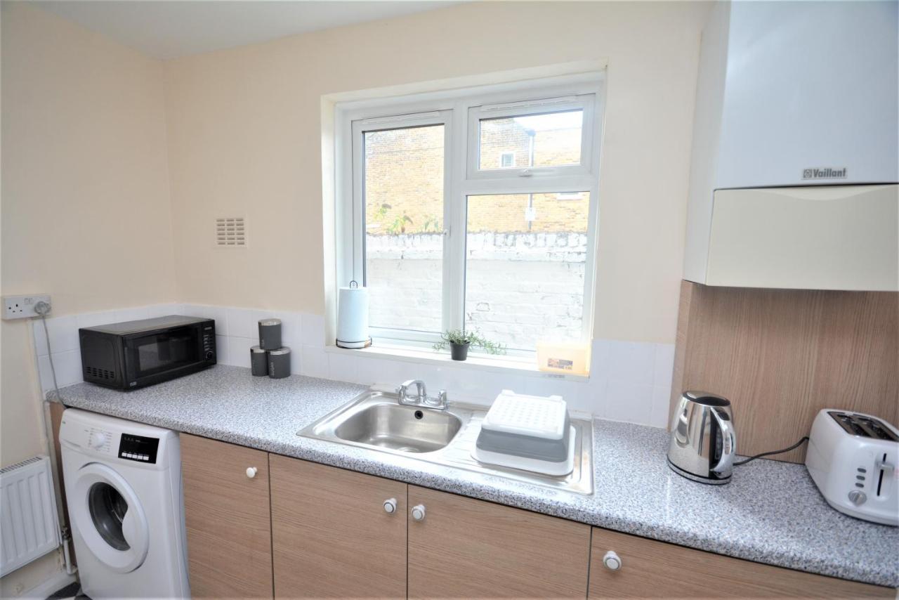 Cheerful 3 Bedroom Home In Greater London Exterior photo