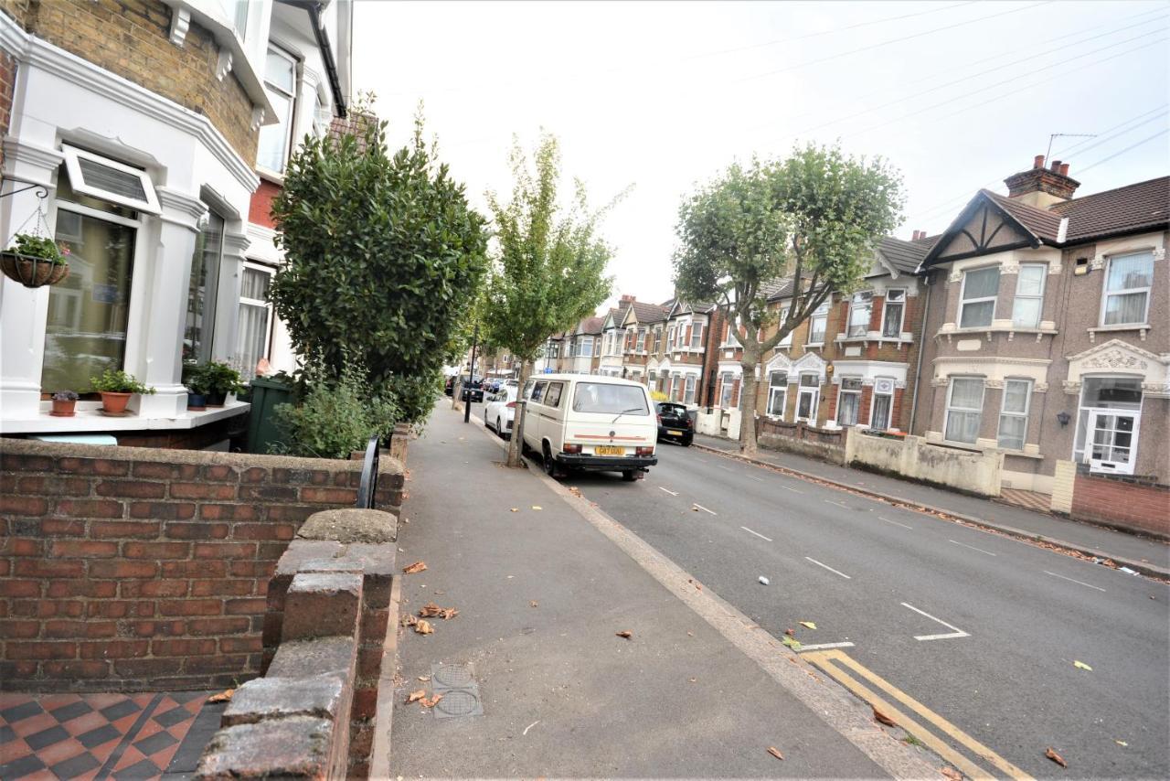 Cheerful 3 Bedroom Home In Greater London Exterior photo