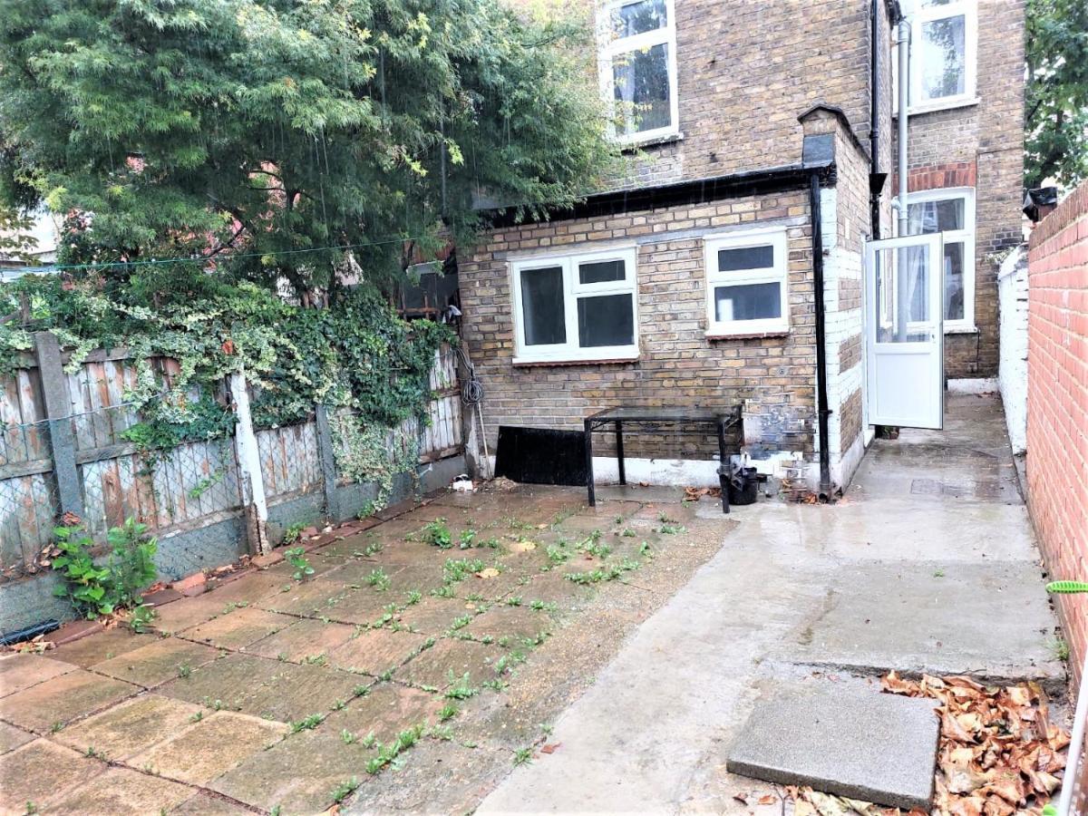 Cheerful 3 Bedroom Home In Greater London Exterior photo