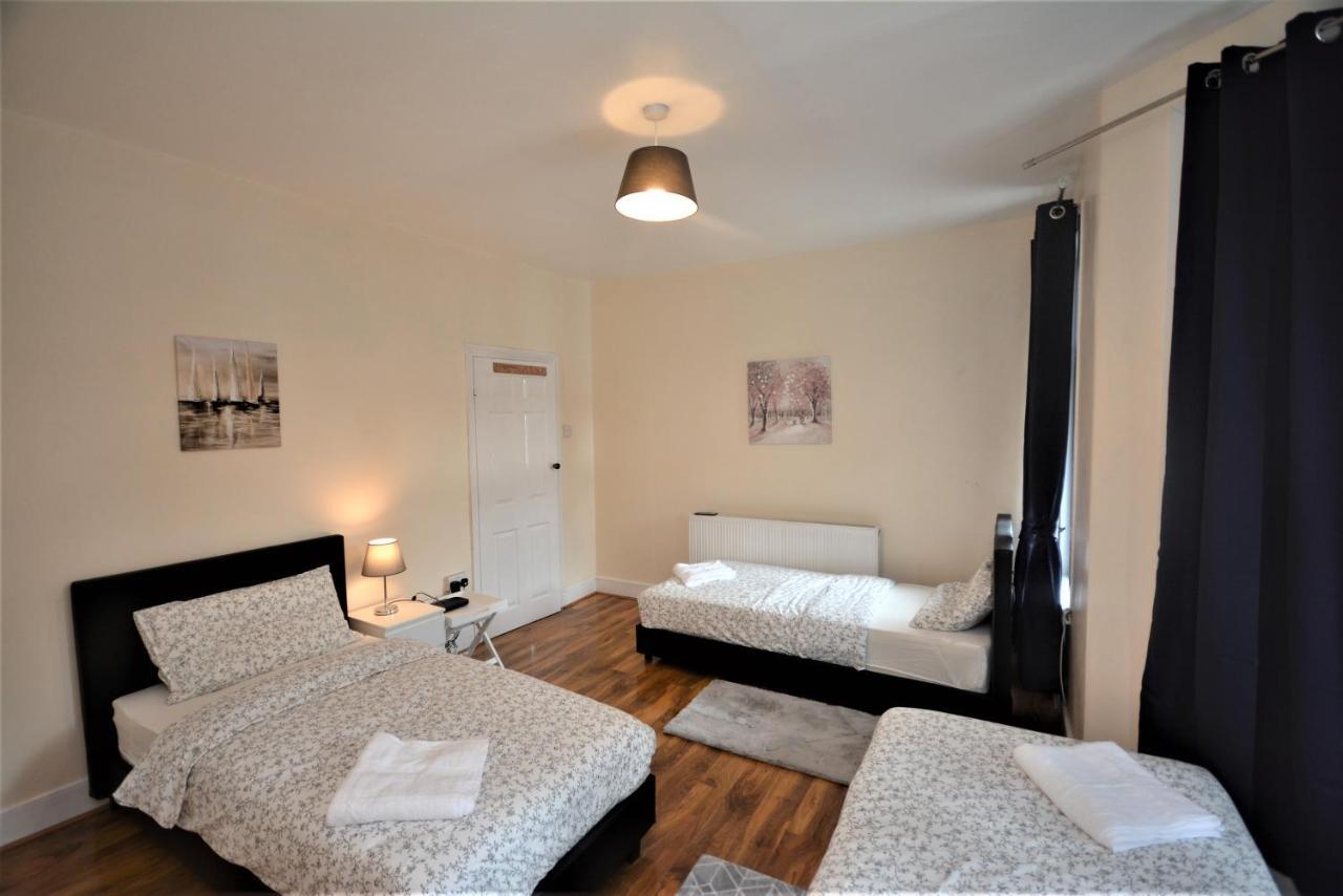 Cheerful 3 Bedroom Home In Greater London Exterior photo