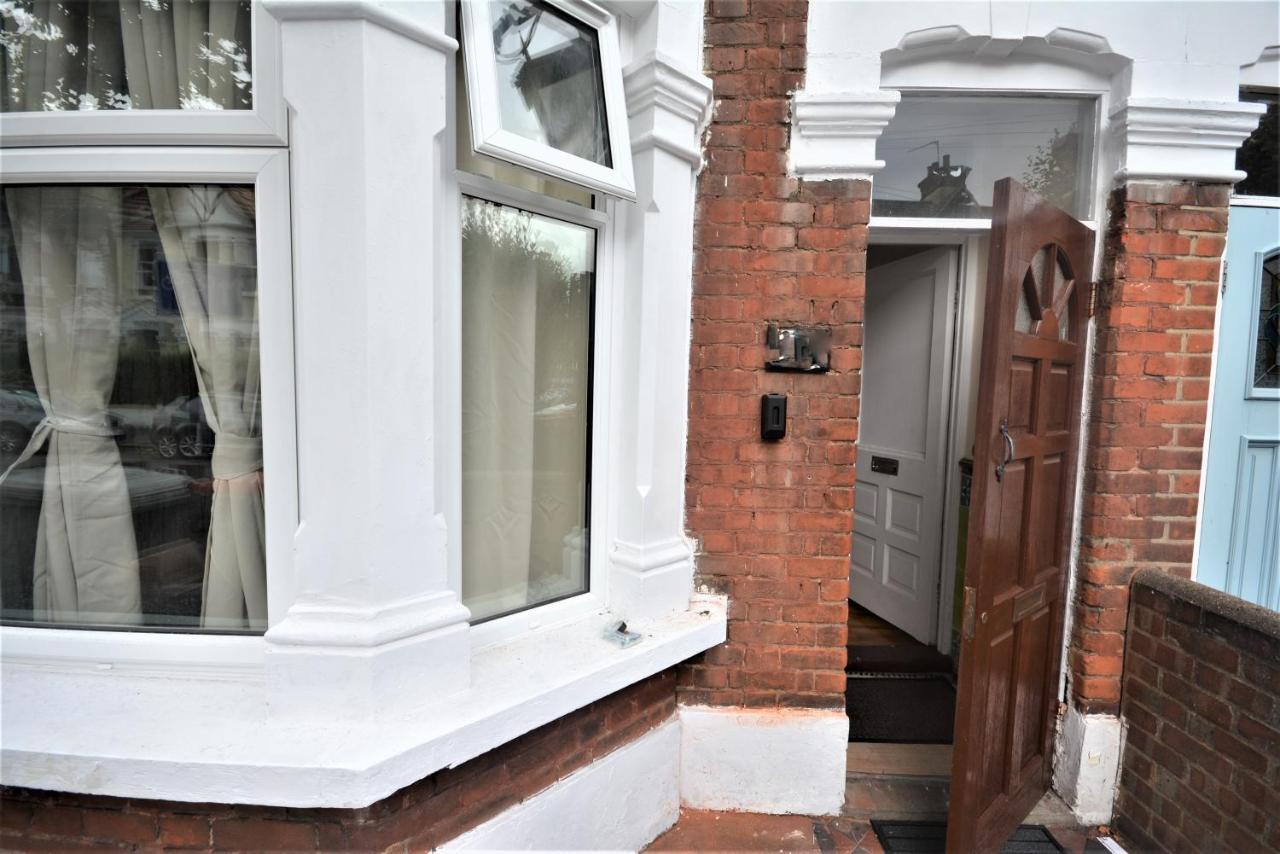 Cheerful 3 Bedroom Home In Greater London Exterior photo