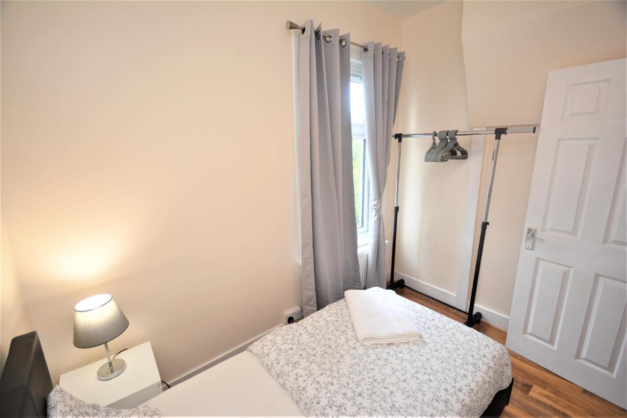 Cheerful 3 Bedroom Home In Greater London Exterior photo